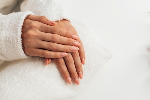 Foto gratuita sano e bella manicure laici piatta