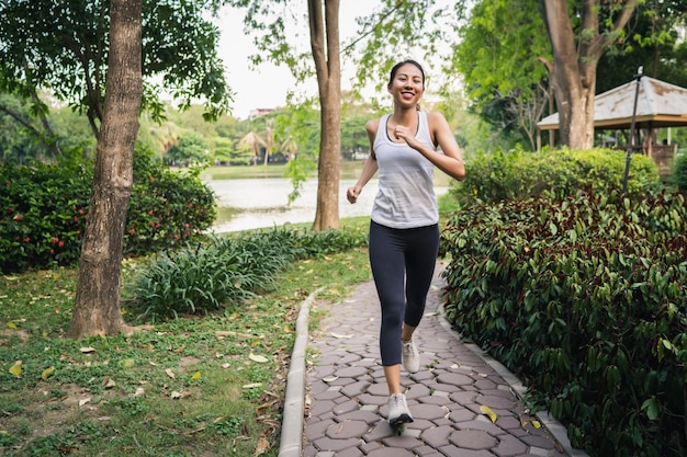 Здоровая красивая молодая азиатская женщина бегуна в спортивной одежде, бег и бег трусцой