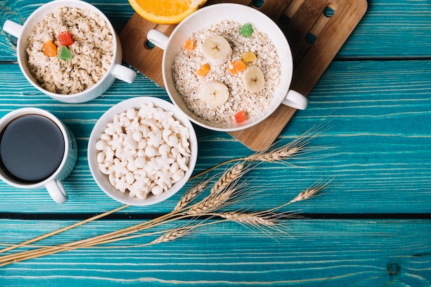 Foto gratuita ciotola sana di farina d'avena e cereali sul tavolo di legno