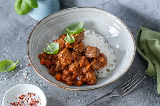 Здоровая миска с говяжьим рисом и овощами