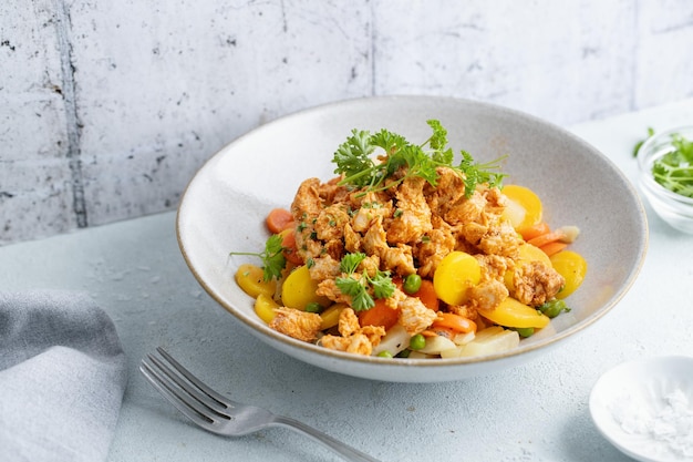 Free photo healthy bowl with chicken and vegetables