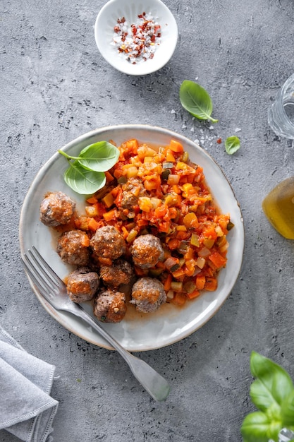 Free photo healthy bowl with chicken and vegetables