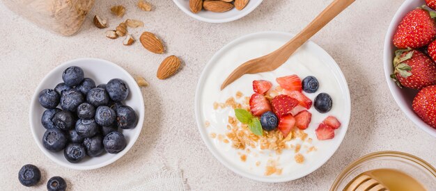 果物とオート麦の健康的な朝食ボウル