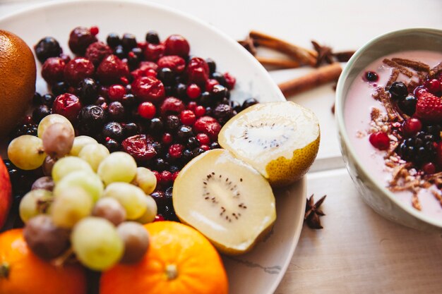접시에 과일과 건강 한 아침 식사 개념