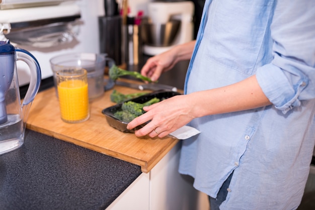 現代の女性と健康的な朝食のコンセプト