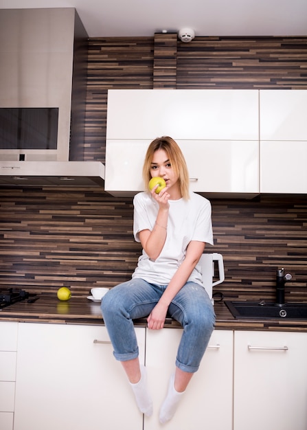 Foto gratuita concetto di colazione sana con donna moderna