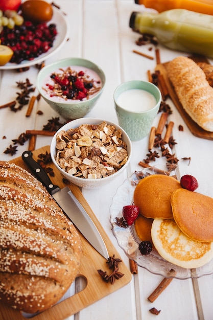 Foto gratuita decorazione sana della prima colazione