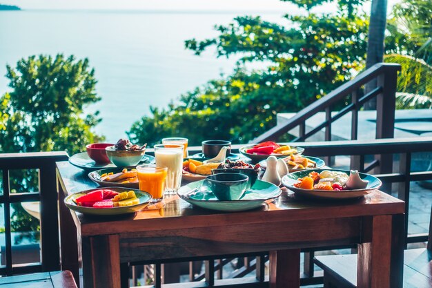 健康的な朝食と卵ベーコンのパンケーキオレンジジュース牛乳パンとコーヒーセット