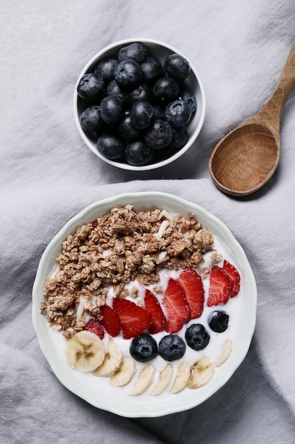 シリアルとフルーツの健康的な朝食