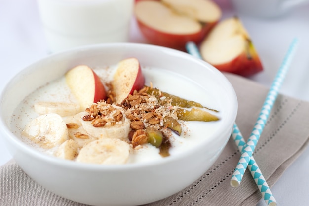 Prima colazione sana con frutta e cereali