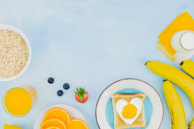 Free photo healthy breakfast with fruits