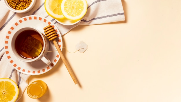 蜂蜜とレモンのスライスと健康的な朝食