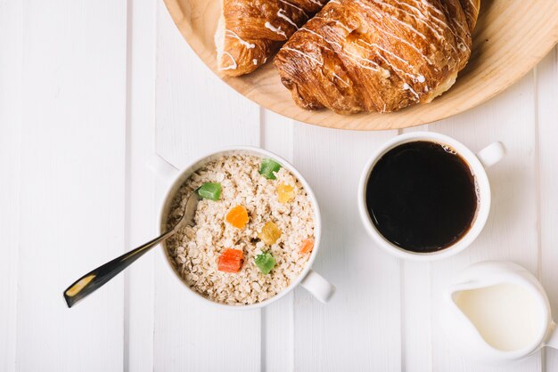 オート麦とコーヒーのヘルシーな朝食