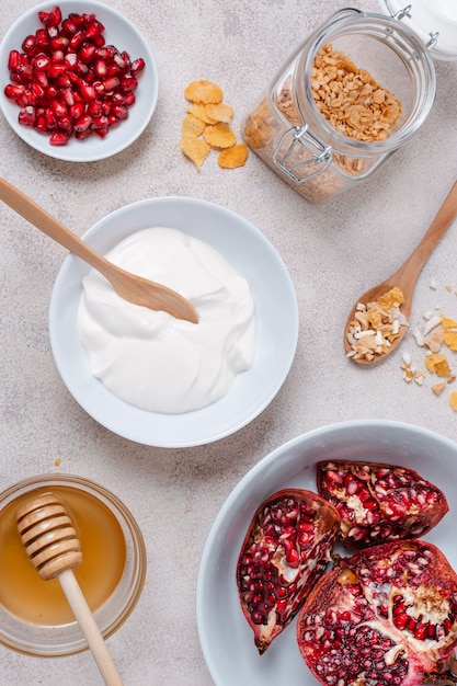 Free photo healthy breakfast with pomegranate and yogurt