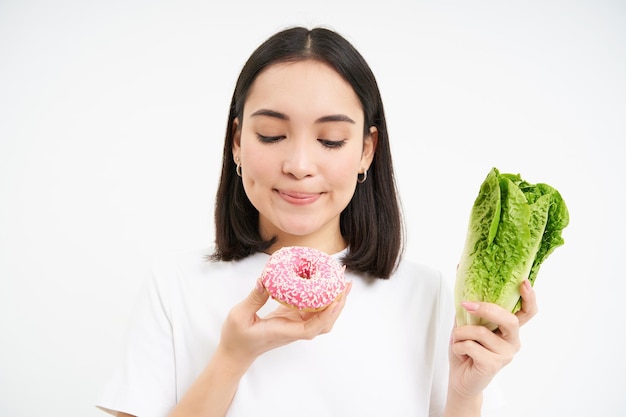 健康的なきれいなデトックス食べるコンセプト ベジタリアン ビーガン生コンセプト笑顔の韓国の女の子はおいしい d を食べる