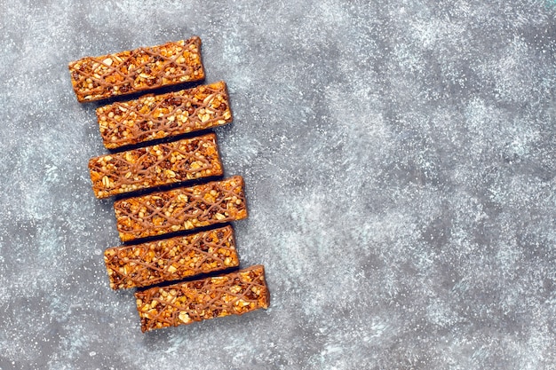 Бесплатное фото Здоровые батончики delicios granola с шоколадом и мюсли с орехами и сухофруктами