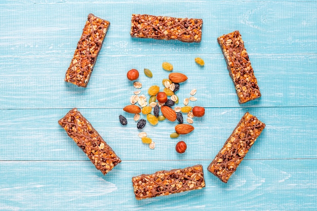 Foto gratuita barrette di muesli deliziose con cioccolato, barrette di muesli con noci e frutta secca, vista dall'alto