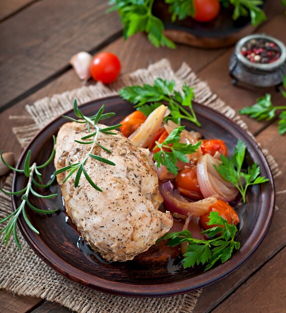 ヘルシーなディナー-素朴なスタイルのセラミックプレートに野菜とヘルシーな焼き鶏の胸肉