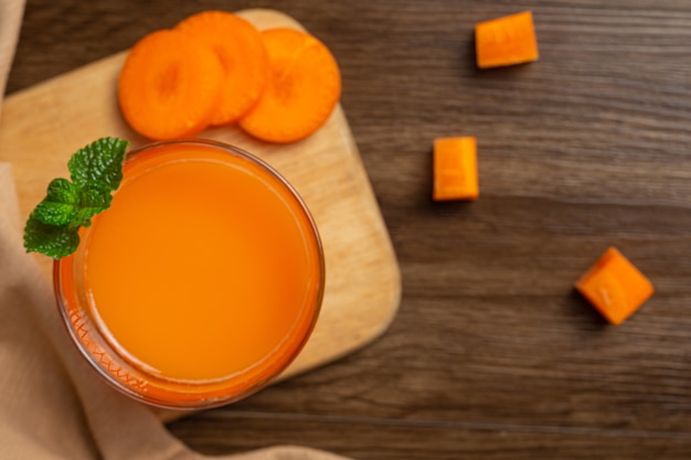 Foto gratuita bevanda salutare, succo di carota fresca