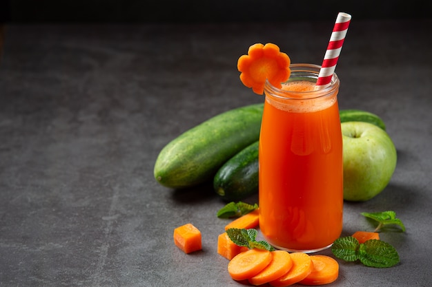 Foto gratuita bevanda salutare, succo di carota fresca
