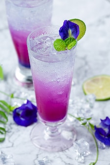 Полезный напиток, органический чай из цветов голубого горошка с лимоном и лаймом.