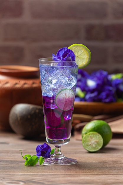 Foto gratuita bevanda salutare, tè biologico ai fiori di pisello blu con limone e lime.