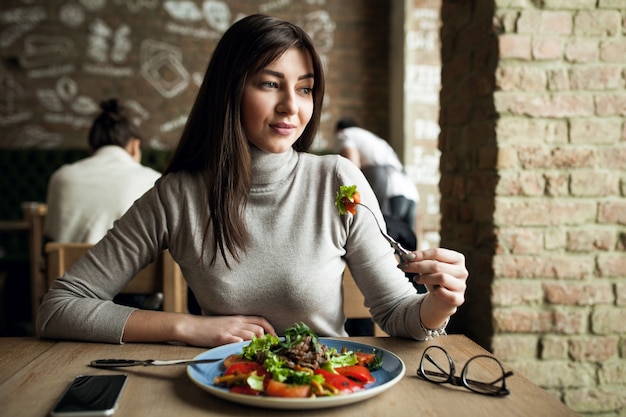 Здоровое питание женщины салат женщина
