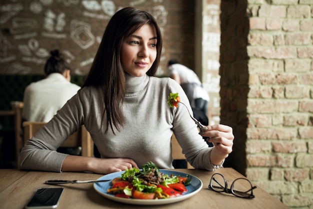 健康的な食事サラダ女性の食べ物