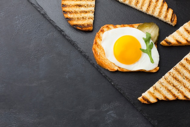 Здоровый тост с яйцом
