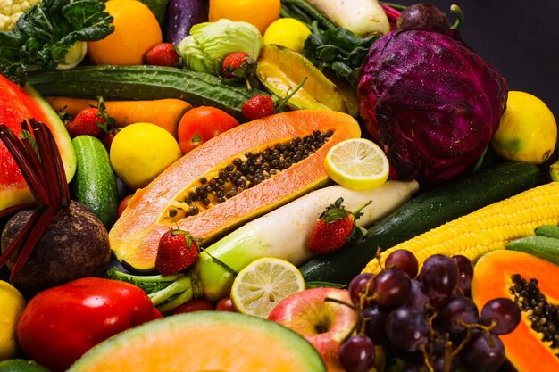 創造的​な​フラット​レイ​構成​の​新鮮な​果物​や​野菜​の​盛り合わせ​の​健康​食品​の​背景
