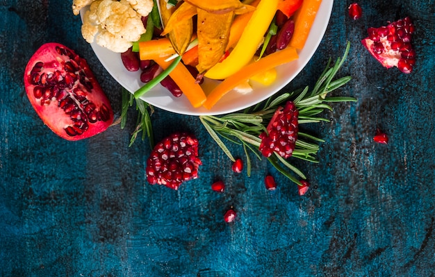 Composizione di cibo sano con insalata colorata