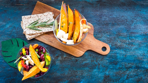 Бесплатное фото Здоровая пищевая композиция с красочными овощами