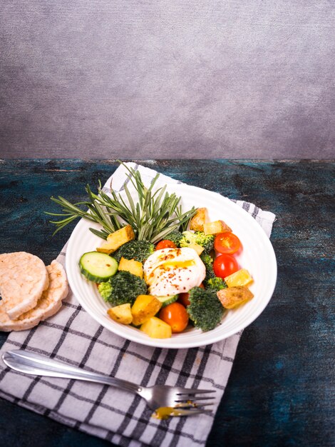 Здоровая пищевая композиция со свежим салатом