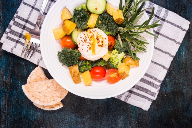 Foto gratuita composizione di cibo sano con insalata fresca