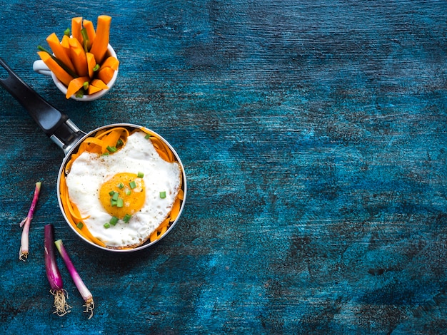 Foto gratuita composizione di cibo sano con uovo fritto