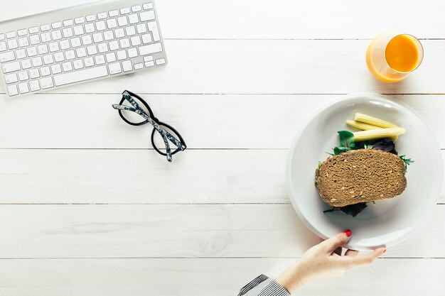 Foto gratuita composizione di cibo sano con tastiera