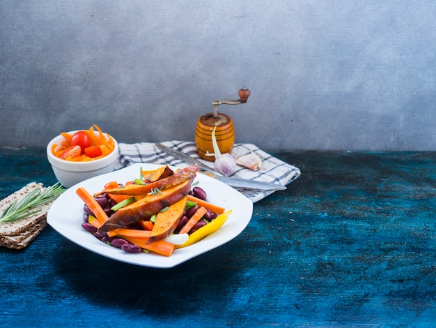 Foto gratuita composizione di cibo sano con utensili da cucina