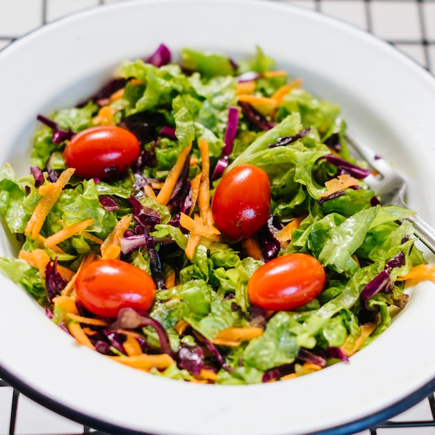 Foto gratuita composizione di cibo sano con uno stile moderno