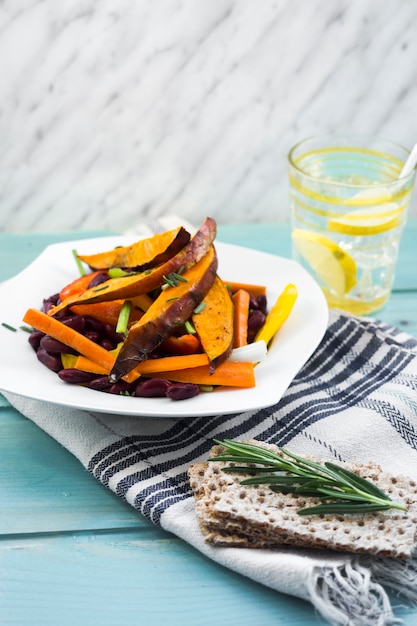 Composizione di cibo sano con insalata e bevande