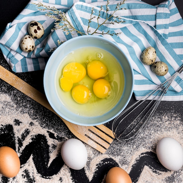 Concetto di cibo sano con le uova in una ciotola