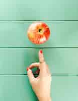 Бесплатное фото Концепция здорового питания с пальцем, указывающим на яблоко