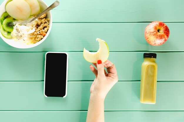 Foto gratuita concetto di cibo sano con la fetta di mela della holding della mano