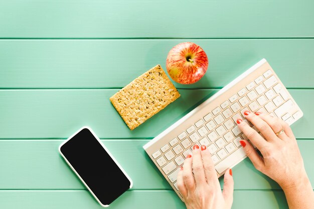 Foto gratuita concetto di cibo sano con tastiera