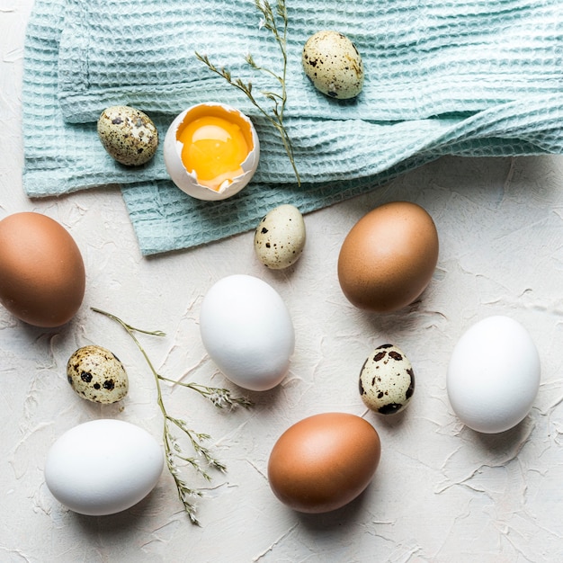 Бесплатное фото Концепция здорового питания с перепелиными яйцами