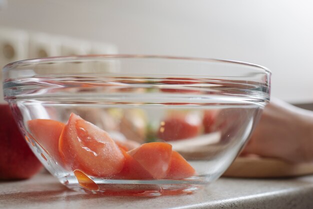 그릇에 토마토와 건강 식품 개념