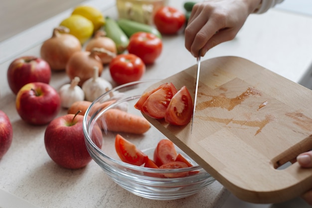 Foto gratuita concetto di cibo sano con pomodori