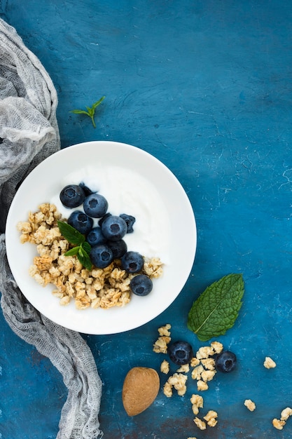 Foto gratuita cibo sano deliziosi frutti di bosco e noci