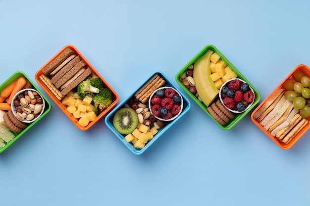 Foto gratuita assortimento di scatole per il pranzo di cibo sano sopra la vista