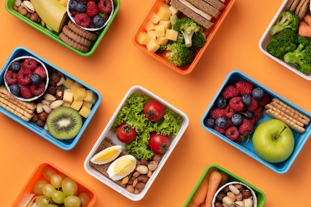 Foto gratuita vista dall'alto di scatole per il pranzo di cibo sano