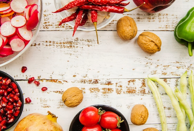 Cibo sano sul tavolo di legno stagionato bianco